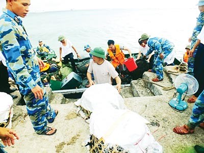 Soldiers of the fourth section Navy brings items for preparation of Tet festive season to Nam Yet Island, the biggest in the Truong Sa (Spratly) Archipelago (Photo: SGGP)
